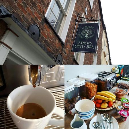 Ty Glyndwr Bunkhouse, Bar And Cafe Hostel Карнарфон Екстериор снимка