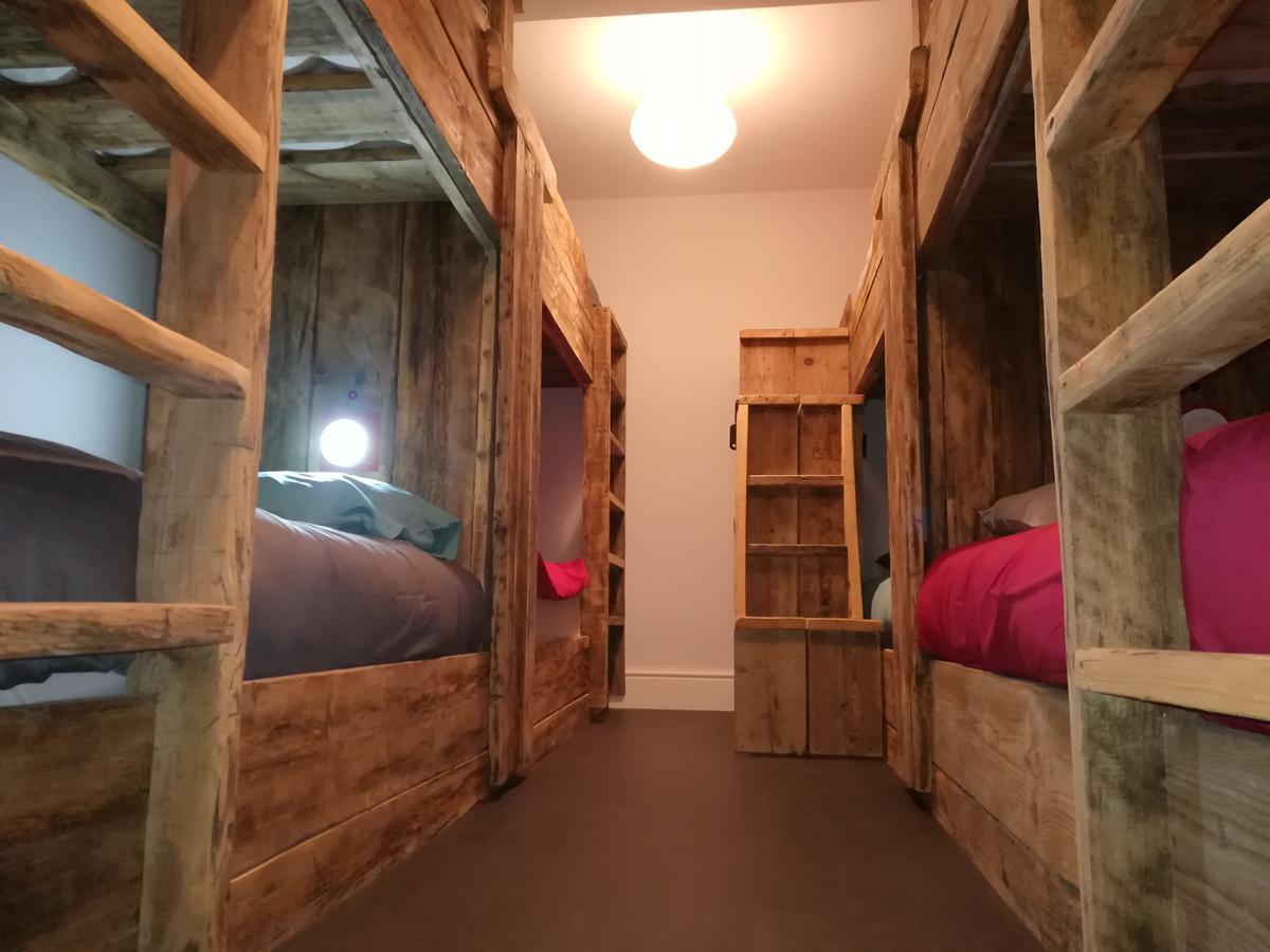 Ty Glyndwr Bunkhouse, Bar And Cafe Hostel Карнарфон Екстериор снимка