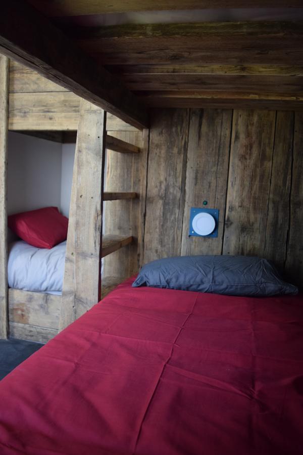 Ty Glyndwr Bunkhouse, Bar And Cafe Hostel Карнарфон Екстериор снимка