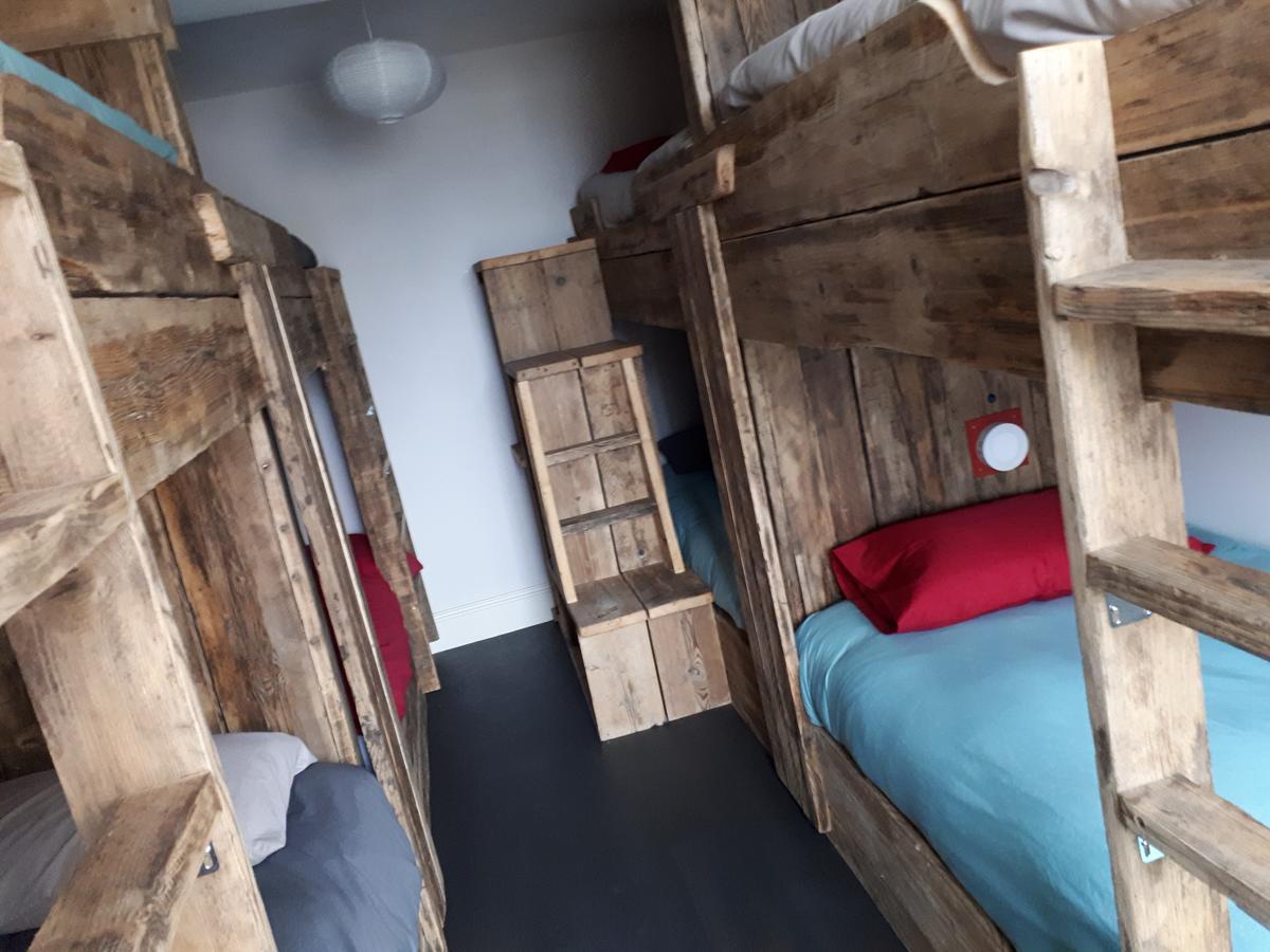 Ty Glyndwr Bunkhouse, Bar And Cafe Hostel Карнарфон Екстериор снимка