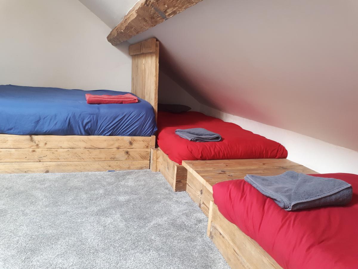 Ty Glyndwr Bunkhouse, Bar And Cafe Hostel Карнарфон Екстериор снимка