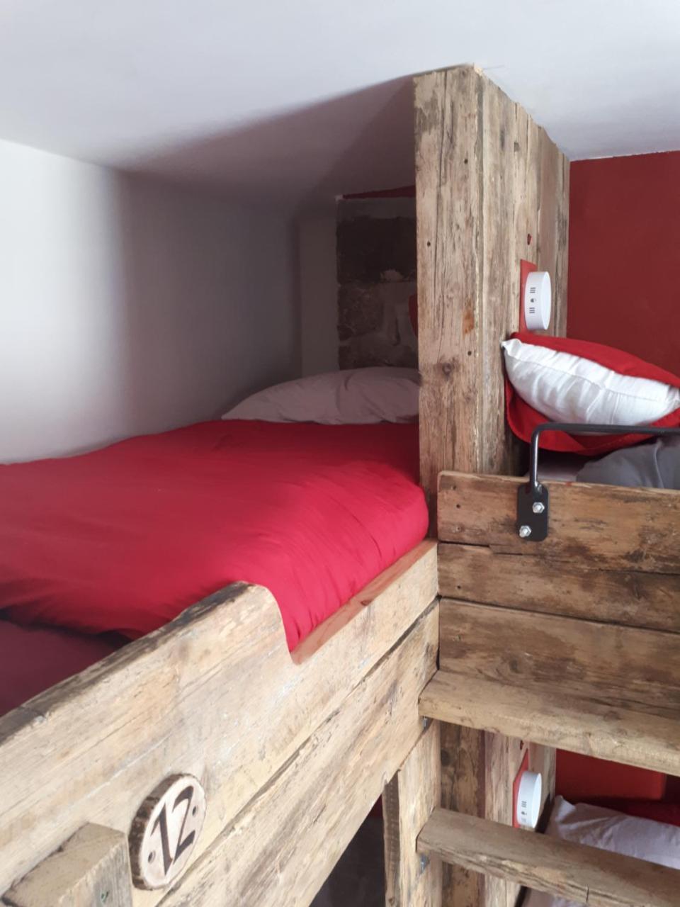 Ty Glyndwr Bunkhouse, Bar And Cafe Hostel Карнарфон Екстериор снимка